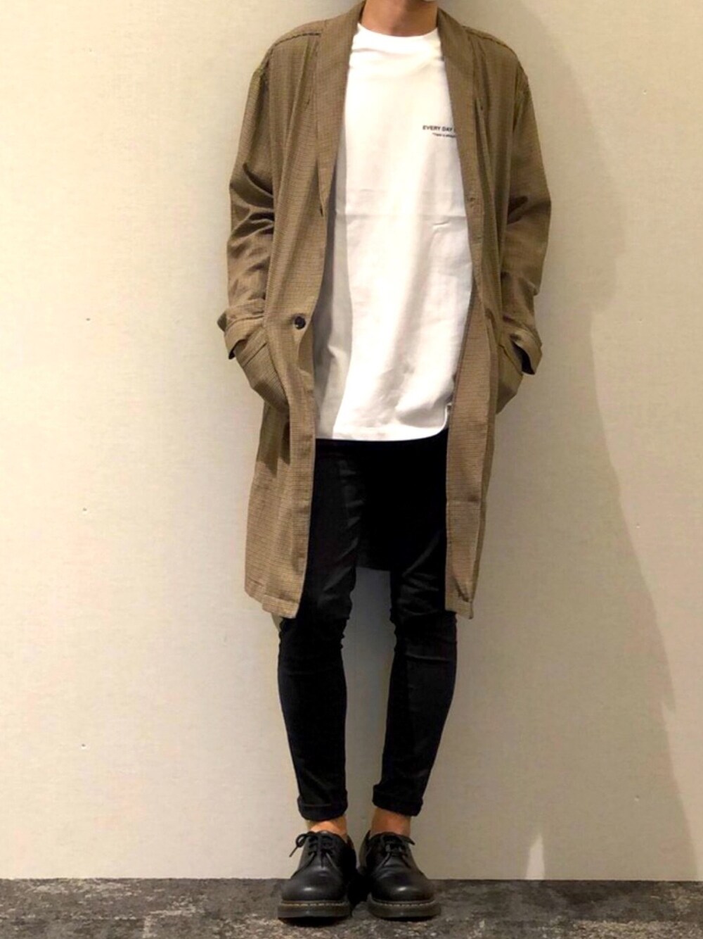 「お洒落さんとつながりたい、いいね、save、フォローお願いします🤑、カジュアルコーデ、秋のコーデ、ブラウン、ブラック、スキニーデニム、シンプルコーデ、ドクターマーチン」｜「ConfirmのConfirm / コンファーム ツイルチェックガウン（その他アウター、ブラウン系）」を使った、tokkiiさん（メンズ・170cm）の秋コーディネートの1枚目の写真
