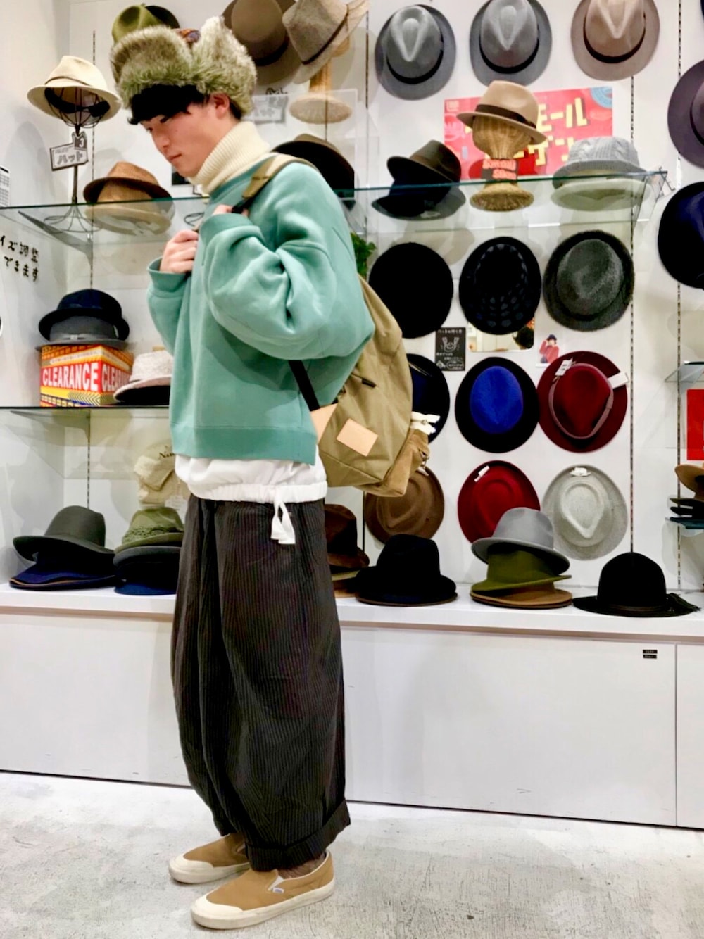 「VANS、帽子、Hender Scheme、Steven Alan、NEEDLES、neonsign、digawel、パイロットキャップ、14+、イオンモール草津店」｜「NEONSIGNのアイテム（スウェット、グリーン系）」を使った、14+ イオンモール草津店 スタッフさん（メンズ・174cm）の冬コーディネートの1枚目の写真