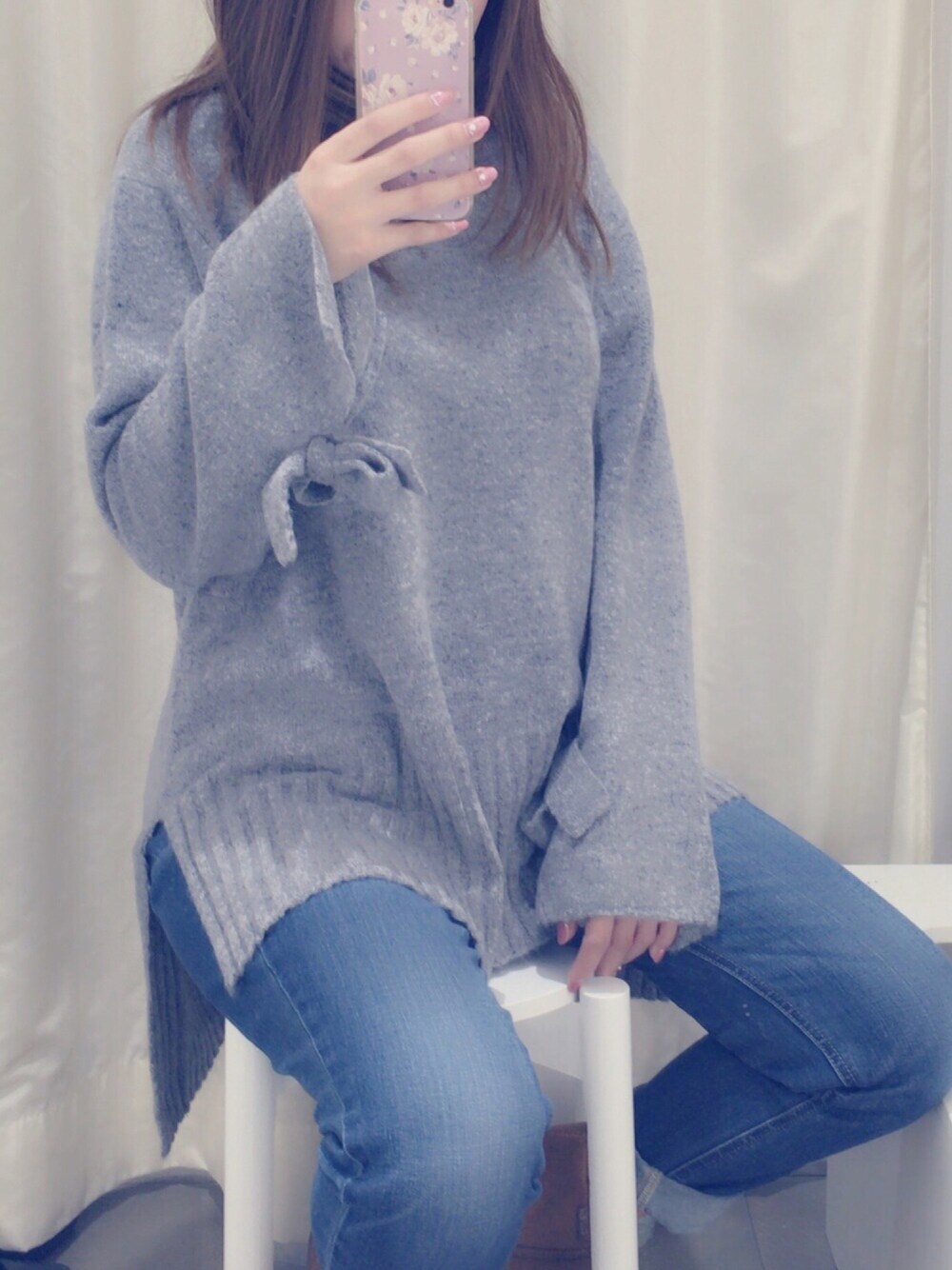 「新作、ニット、グレー、パンツ、デニム、naturalbeautybasic、NBB」｜「NATURAL BEAUTY BASICのリボン付きスリーブニット（ニット/セーター、グレー系）」を使った、まりりさん（レディース・153cm）の冬コーディネートの1枚目の写真