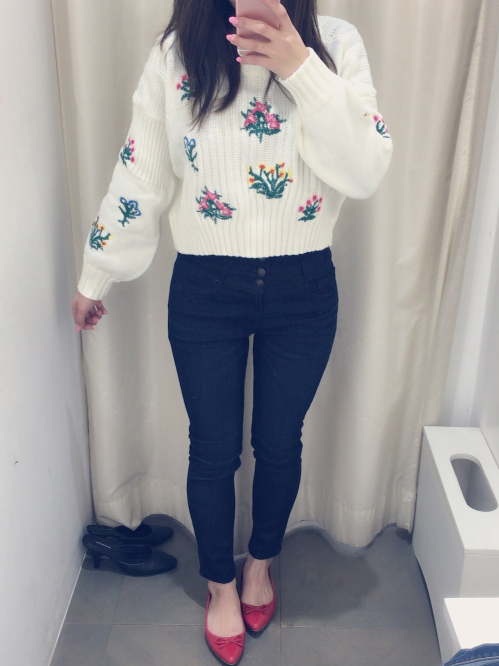 「ニット、トレンド、刺繍入り、花柄、デニム、パンツ、スキニー、レースアップ、バレエシューズ」｜「GRAPEFRUIT MOONのアイテム（ニット/セーター、ホワイト系）」を使った、まりりさん（レディース・153cm）の冬コーディネートの1枚目の写真