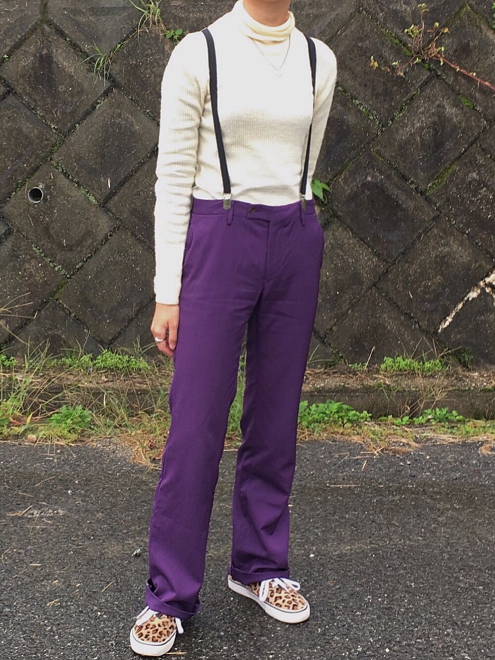 「シンプル、タートルネック、白、紫、レオパード、スニーカー、サスペンダー、黒、used、古着」｜「UNIQLOのエクストラファインメリノリブタートルネックセーター（長袖）（ニット/セーター、ホワイト系）」を使った、𝐀𝐲𝐮𝐦𝐢 / 歩美さん（レディース・159cm）の秋コーディネートの1枚目の写真