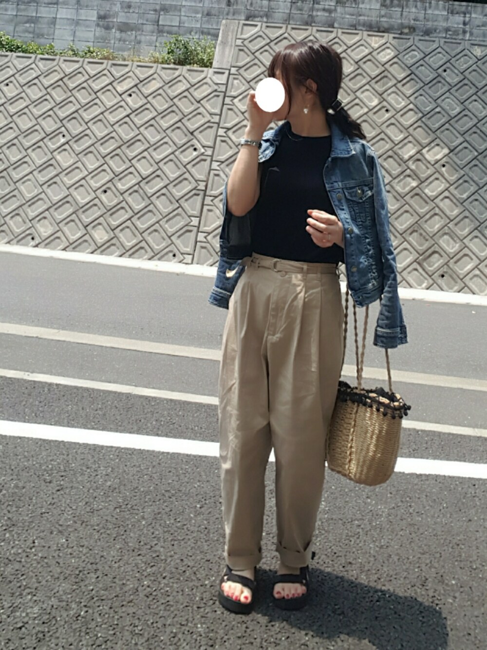 「instagram、リブT、ドラフトDoシンプル、ラフ、大人カジュアル、ベージュパンツ、ベージュ×ブラック、デニムジャケット、スポサン、100均小物」｜「300yenのアイテム（ピアス（両耳用）、ブラウン系）」を使った、あ やさん（レディース・147cm）の夏コーディネートの1枚目の写真
