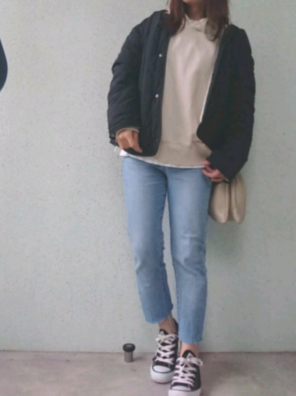 ブラック系のその他アウター、ホワイト系のパーカー、ホワイト系のTシャツ/カットソーを着用したレディースの秋コーディネートの1枚目の写真