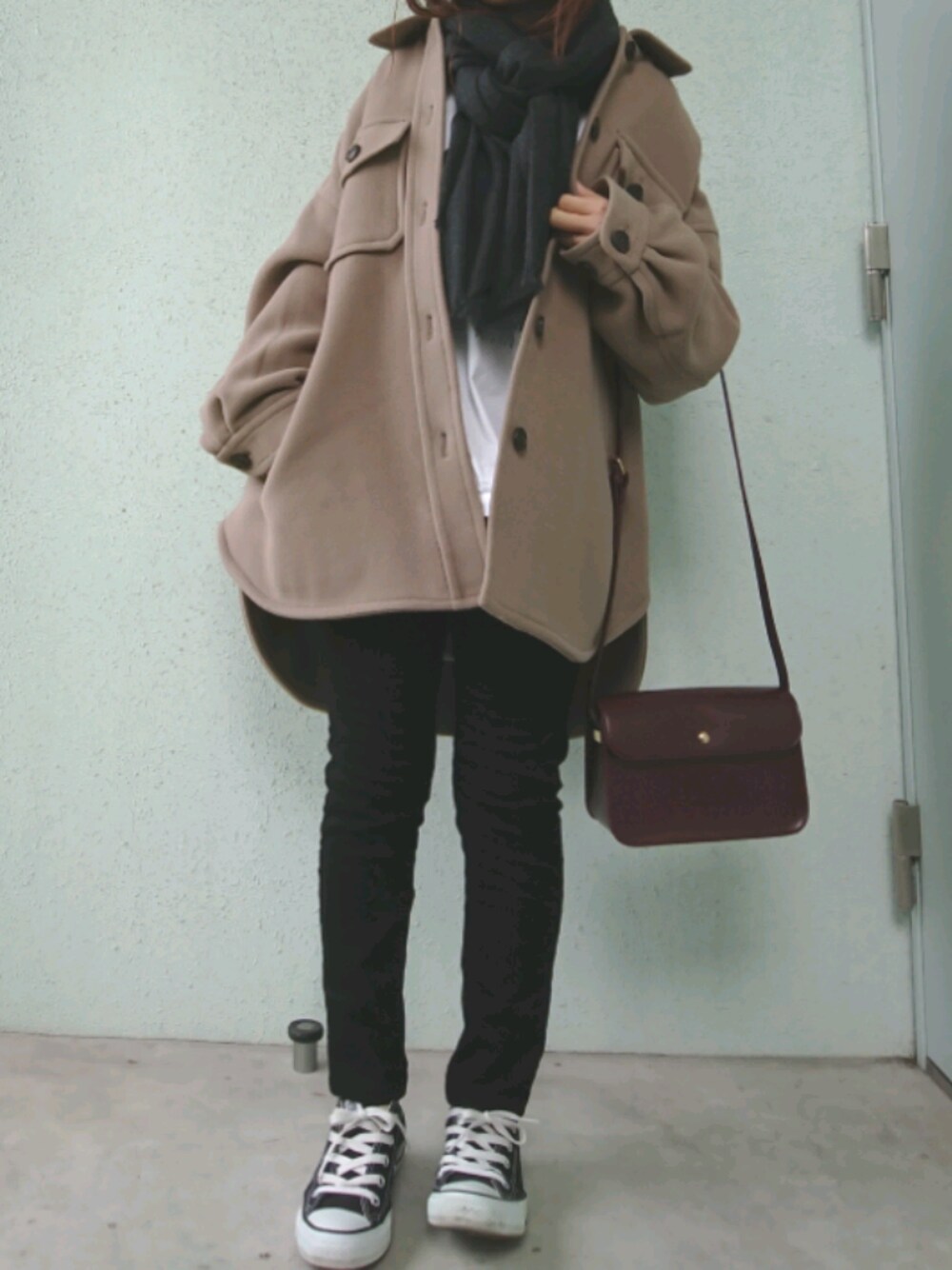 ブラック系のパンツ、ブラック系のスニーカー、ホワイト系のTシャツ/カットソーを着用したレディースの冬コーディネートの1枚目の写真