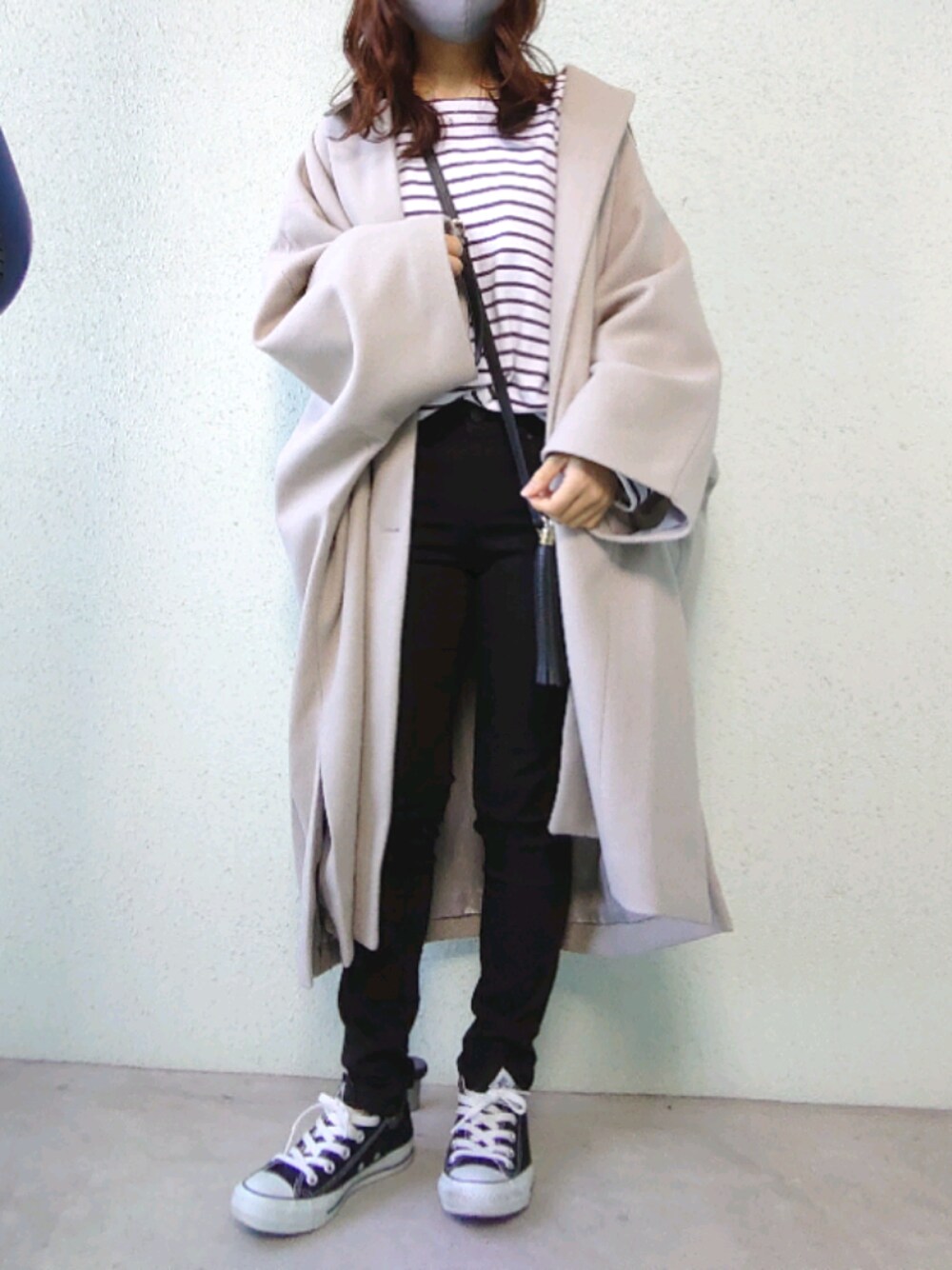 ホワイト系のその他アウター、ブラウン系のTシャツ/カットソー、ブラック系のショルダーバッグを着用したレディースの秋コーディネートの1枚目の写真