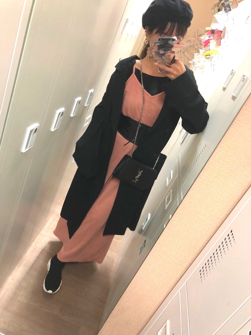 「オールインワン、ロングコート、ベレー帽、スニーカー」｜「MOUSSYのFALL COLOR LONG COAT（チェスターコート、ブラック系）」を使った、うみさん（レディース・159cm）の秋コーディネートの1枚目の写真