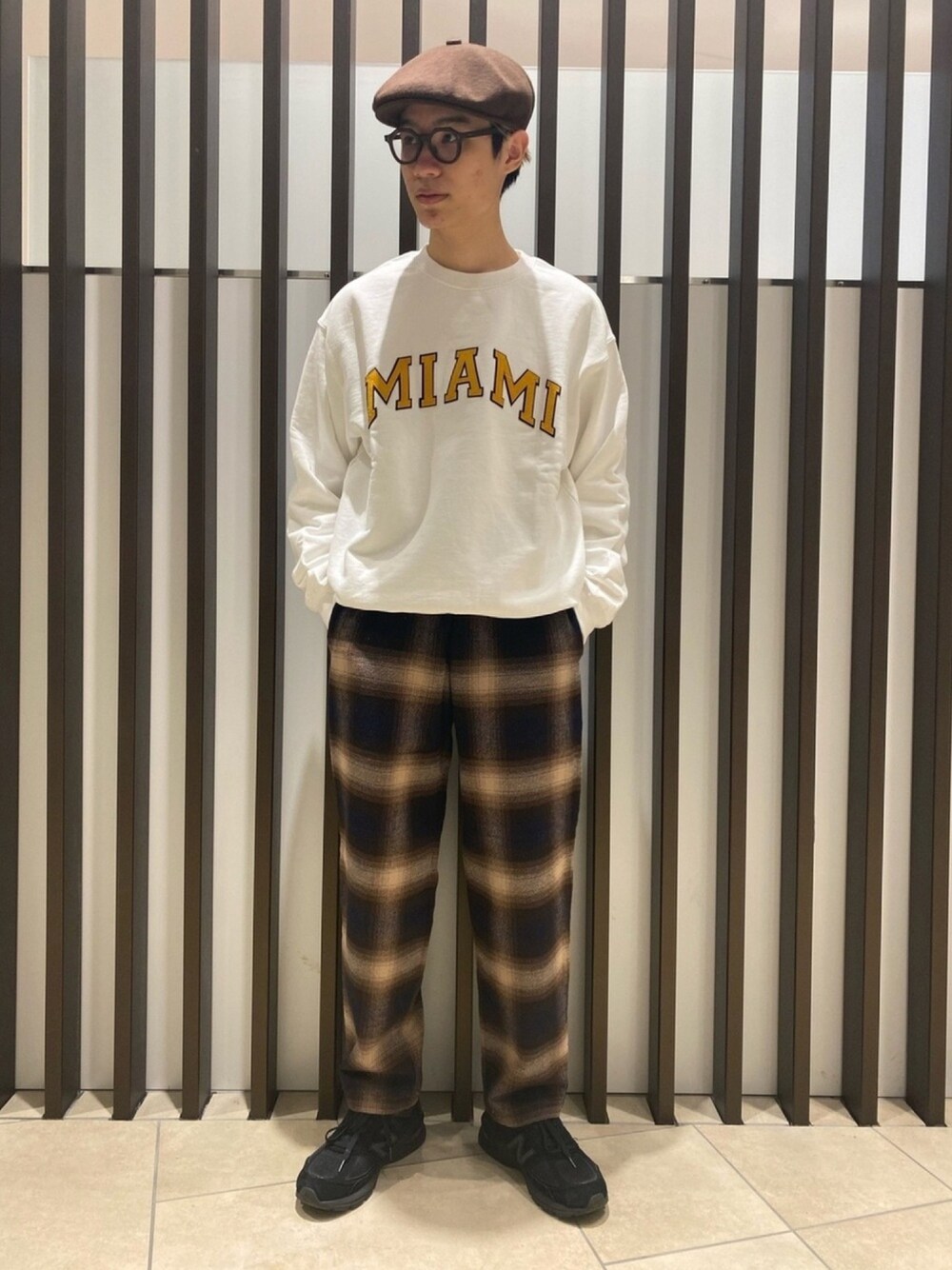 ブラウン系のその他パンツ、ホワイト系のスウェットを着用したメンズの冬コーディネートの1枚目の写真