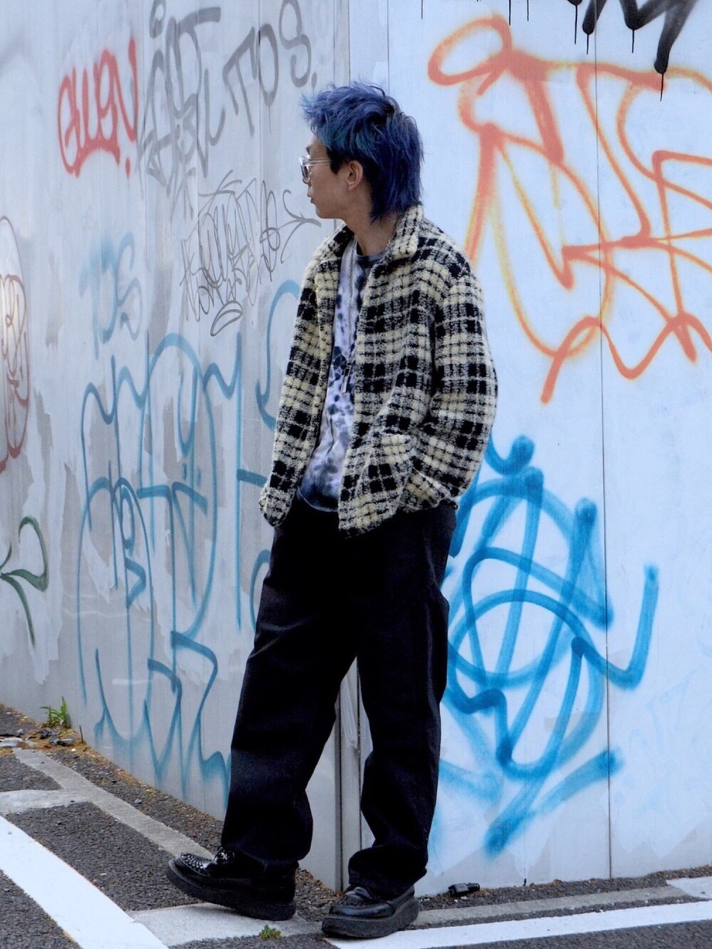 ブラック系のその他パンツ、ベージュ系のテーラードジャケット、ブラック系のTシャツ/カットソーを着用したメンズの春コーディネートの1枚目の写真