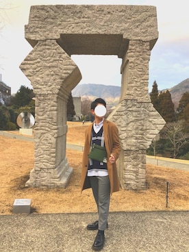 「美術館」｜「アイテム（チェスターコート）」を使った、つばささん（メンズ・174cm）の冬コーディネート