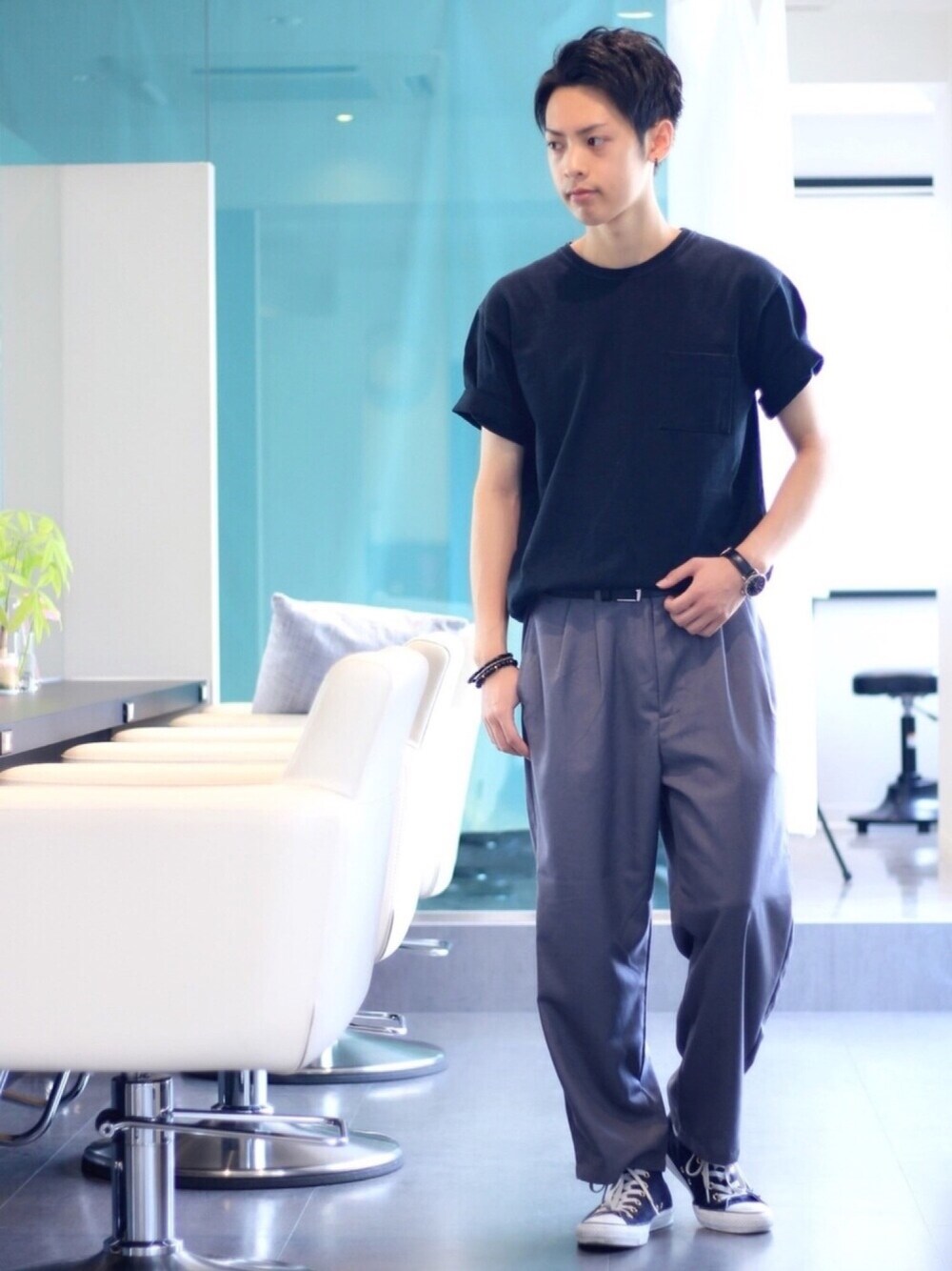 「夏コーデ、シンプル、ビックシルエット、ブラック、タックイン、オールブラック、大人コーデ、ワイドパンツ、ワイドシルエット、美容師」｜「CONVERSEのCONVERSE / CVS ALL STAR  HI（スニーカー、ブルー系）」を使った、よっこいさん（メンズ・171cm）の夏コーディネートの1枚目の写真