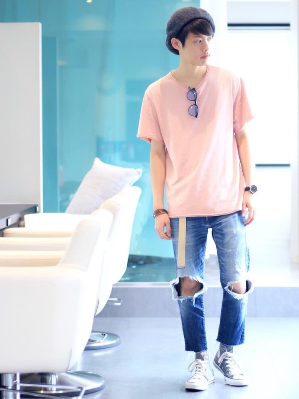 ピンク系のTシャツ/カットソー、グレー系のスニーカー、ブルー系のデニムパンツを着用したメンズの夏コーディネートの1枚目の写真