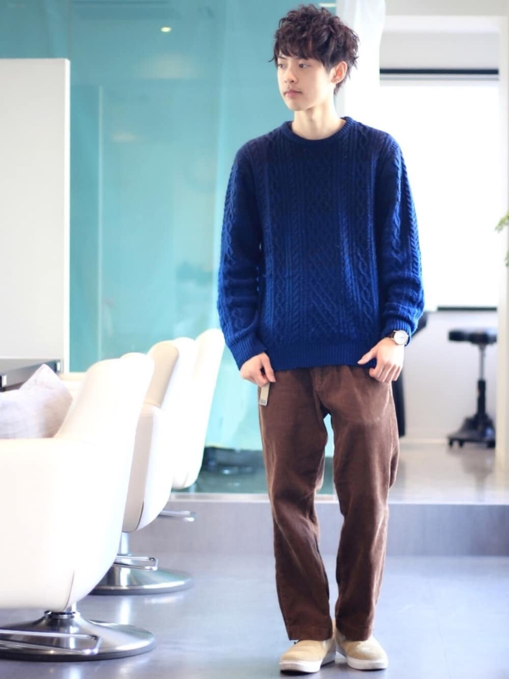 「休日スタイル、ワイドパンツ、青ニット、ベージュシューズ、春コーデ、ブラウン、ブラウンパンツ、美容師、太パンツ、ゆるコーデ」｜「ikkaのアイテム（チノパンツ、ブラウン系）」を使った、よっこいさん（メンズ・171cm）の冬コーディネートの1枚目の写真