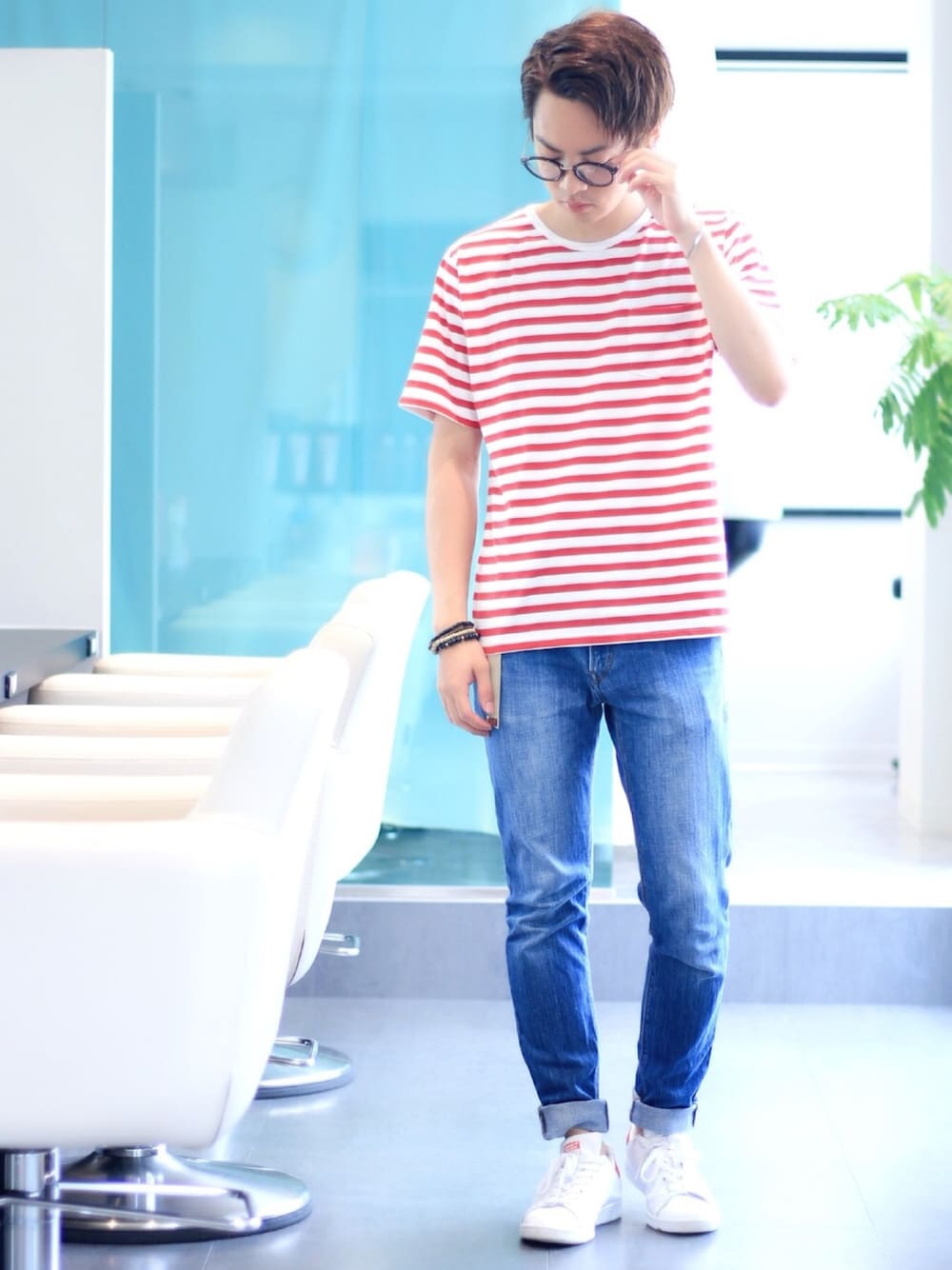 「カジュアル、デニムパンツ、スキニーデニム、赤ボーダー、ボーダートップス、白スニーカー、美容師、丸メガネ、夏コーデ、ボーダー」｜「ZIP FIVEのアイテム（Tシャツ/カットソー、レッド系）」を使った、よっこいさん（メンズ・171cm）の夏コーディネートの1枚目の写真