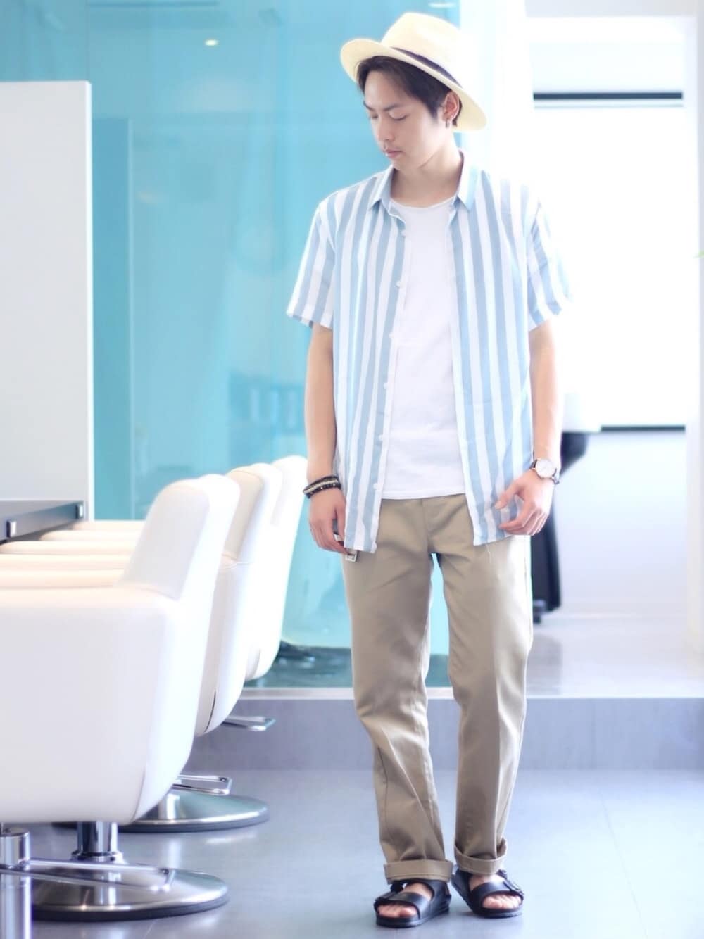 「ストライプ、ストライプシャツ、ベージュパンツ、ワイドパンツ、カジュアルコーデ、白ハット、サンダル、おしゃれさんと繋がりたい、美容師、白Tシャツ」｜「Dickiesのアイテム（チノパンツ、ベージュ系）」を使った、よっこいさん（メンズ・171cm）の夏コーディネートの1枚目の写真
