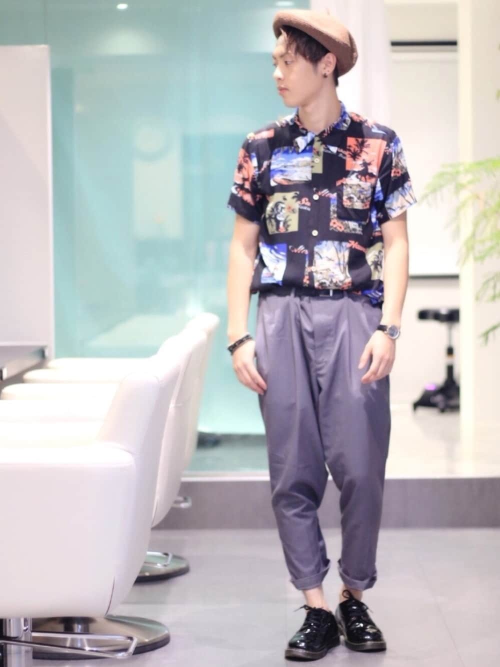 「革靴、柄シャツ、タックイン、ベレー帽、ワイドパンツ、カジュアル、開襟シャツ、美容師、夏コーデ、テーパードパンツ」｜「barcedos moderateのアイテム（シャツ/ブラウス、ブラック系）」を使った、よっこいさん（メンズ・171cm）の秋コーディネートの1枚目の写真
