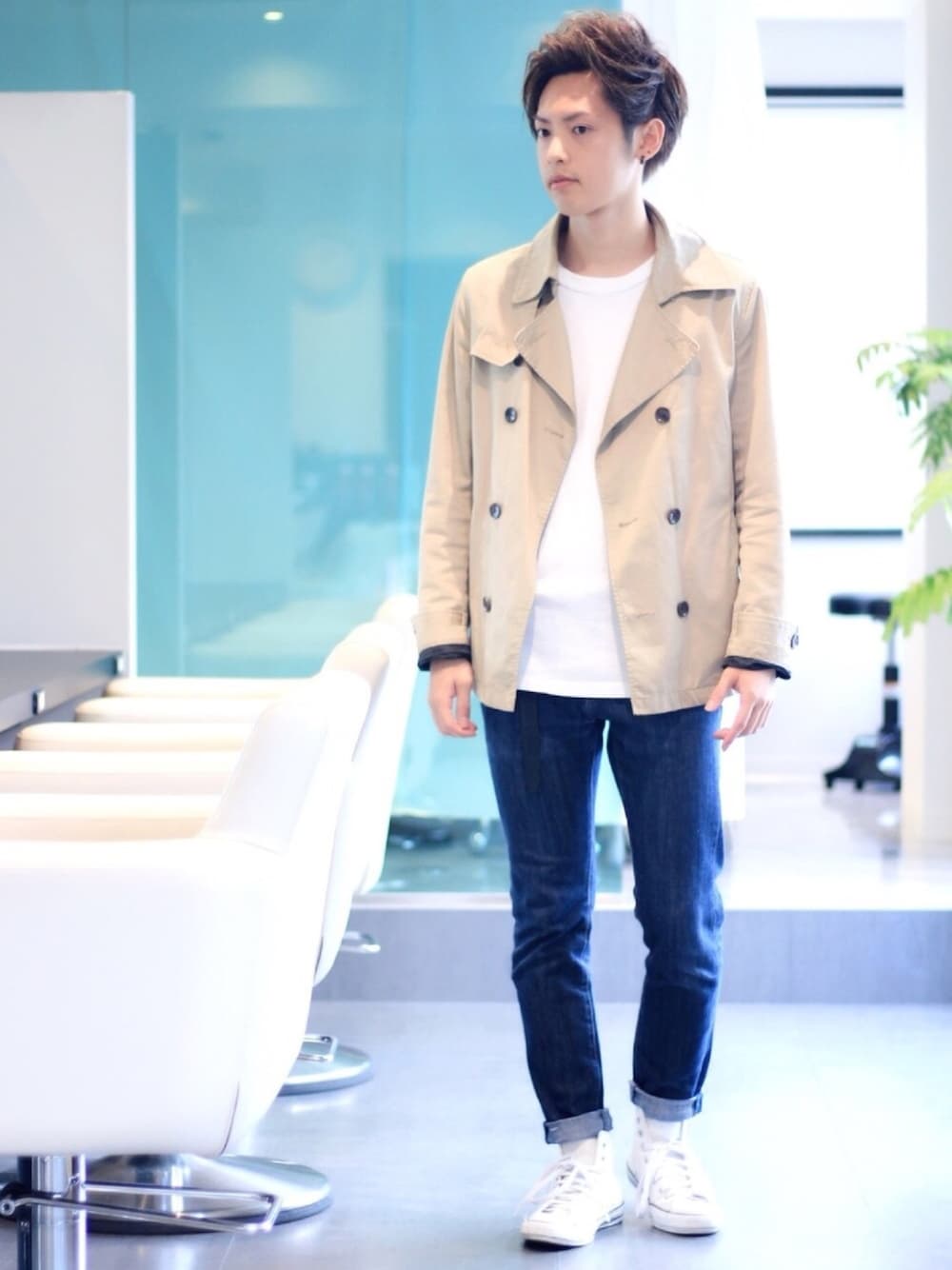 「きれいめカジュアル、大人カジュアル、秋コーデ、ベージュコーデ、ベージュジャケット、白Tシャツ、白こんばーす、白スニーカー、スキニーデニム、美容師」｜「HAREのアイテム（ノーカラージャケット、ベージュ系）」を使った、よっこいさん（メンズ・171cm）の秋コーディネートの1枚目の写真