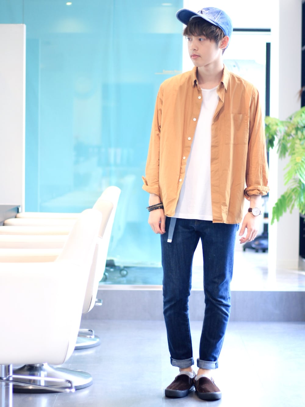 「秋服準備はじめました、秋コーデ、からし色、デニムキャップ、スキニーデニム、秋、美容師、ベロアシューズ、白Tシャツ、ootd」｜「LAKOLEのアイテム（シャツ/ブラウス、オレンジ系）」を使った、よっこいさん（メンズ・171cm）の秋コーディネートの1枚目の写真
