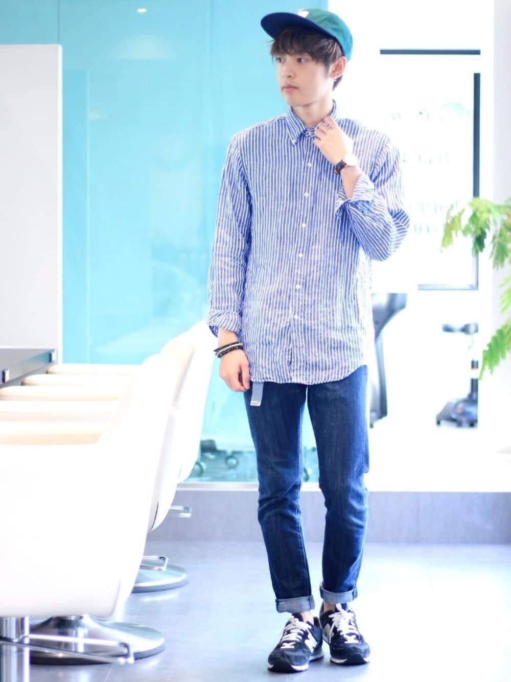 「秋コーデ、カジュアルコーデ、シャツスタイル、青ストライプ、グリーンキャップ、デニムパンツ、New Balance、オトナカジュアル、streetstyle、美容師」｜「RALPH LAURENのアイテム（シャツ/ブラウス、ブルー系）」を使った、よっこいさん（メンズ・171cm）の秋コーディネートの1枚目の写真