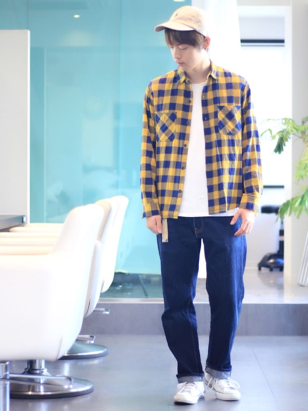 「秋コーデ、ラフ、イエロー、チェック柄、チェックシャツ、白スニーカー、美容師、カジュアル、秋服、ワイドデニム」｜「LAUREN RALPH LAURENのアイテム（キャップ、ベージュ系）」を使った、よっこいさん（メンズ・171cm）の秋コーディネートの1枚目の写真