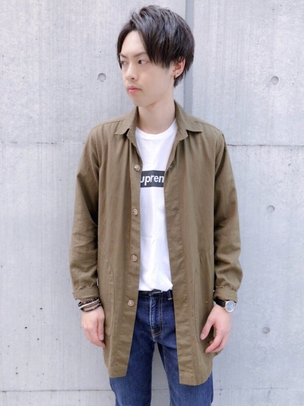 「大人カジュアル、カーキ、カーキアウター、ロングシャツ、supreme、ロゴT、シュプリーム、美容師、お洒落さんとつながりたい、タックイン」｜「Supreme のアイテム（Tシャツ/カットソー、ホワイト系）」を使った、よっこいさん（メンズ・171cm）の秋コーディネートの1枚目の写真