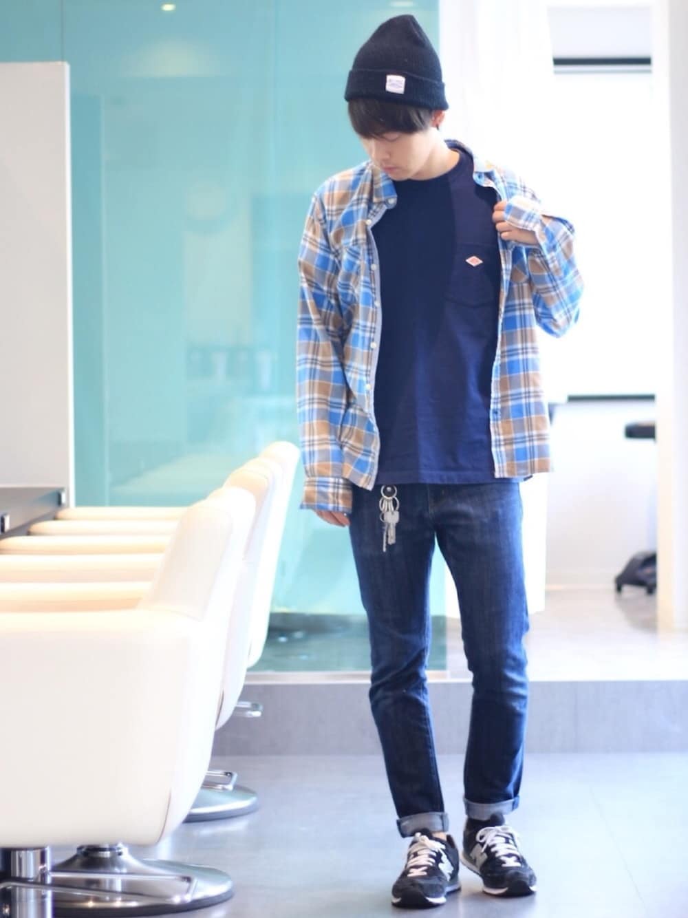 「秋服、チェックシャツ、カジュアル、ニット帽、ネイビー、ブルー、ワントーンコーデ、スニーカー、ダントン、美容師」｜「DANTONのアイテム（Tシャツ/カットソー、ブルー系）」を使った、よっこいさん（メンズ・171cm）の秋コーディネートの1枚目の写真