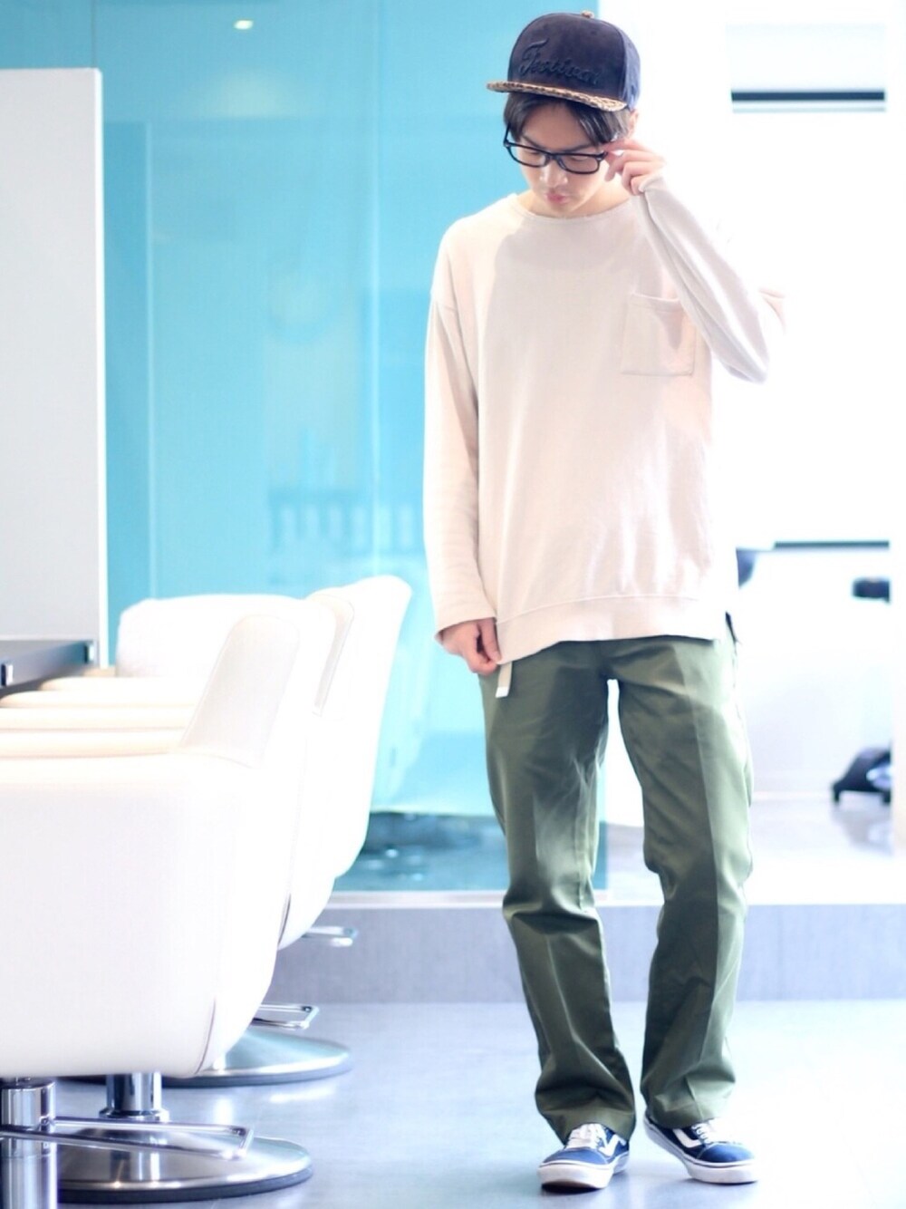 「秋コーデ、秋冬コーデ、ワイドパンツ、カーキパンツ、ベージュ、カーキ、ひょう柄、美容師、めがね、メガネ男子」｜「mp+eのアイテム（キャップ、ブラック系）」を使った、よっこいさん（メンズ・171cm）の秋コーディネートの1枚目の写真
