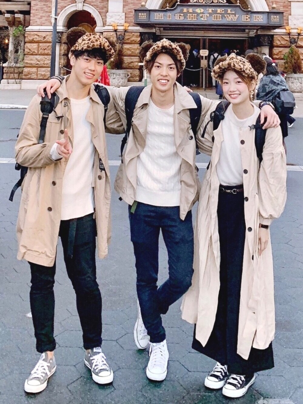 「ディズニー、ディズニーコーデ、ディズニーシー、シミラールック、リンクコーデ、おそろいコーデ、ベージュ、白ニット、コンバース、レオパード」｜「HAREのアイテム（ノーカラージャケット、ベージュ系）」を使った、よっこいさん（メンズ・171cm）の秋コーディネートの1枚目の写真