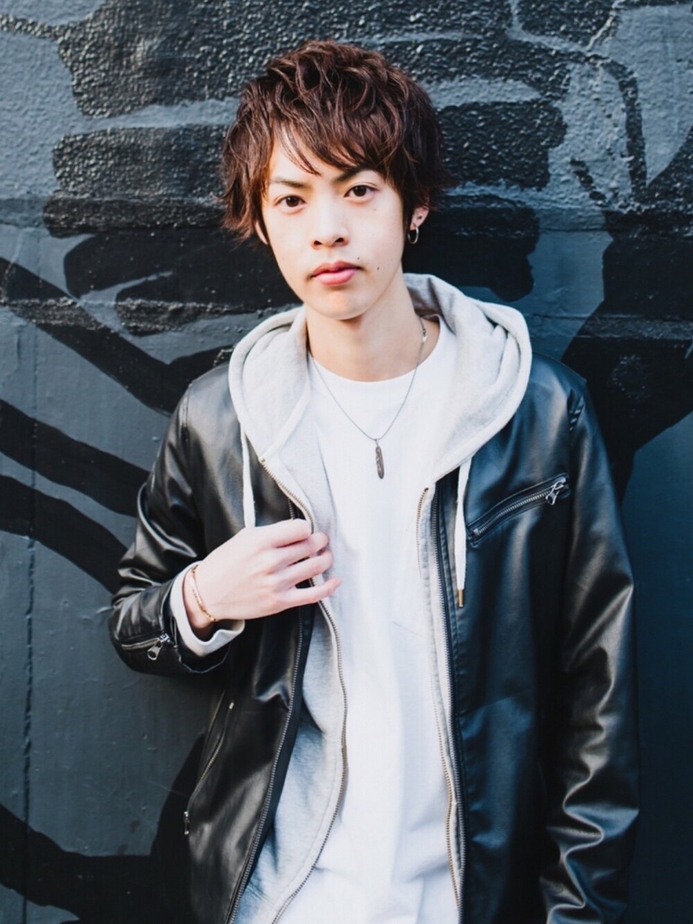 「はるコーデ、春、お洒落さんとつながりたい、モノトーン、黒、今日のコーデ、ライダース、ライダースジャケット、パーカー、グレーパーカー」｜「DANTONのDANTON/ダントン CREW NECK POCKET TEE SOLID/ポケット半袖Tシャツ 無地（Tシャツ/カットソー、ホワイト系）」を使った、よっこいさん（メンズ・171cm）の春コーディネートの1枚目の写真