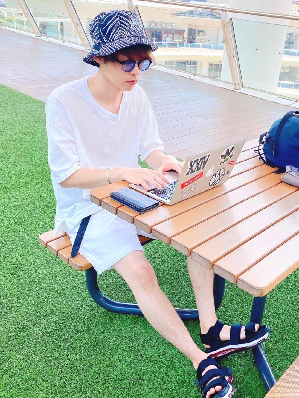 「ハーフパンツ、白Tシャツ、ワントーンコーデ、モノトーンコーデ、モノトーン、バケットハット、サングラス、夏コーデ、カジュアル、スポーツサンダル」｜「GUのアイテム（チノパンツ、ホワイト系）」を使った、よっこいさん（メンズ・171cm）の夏コーディネートの1枚目の写真