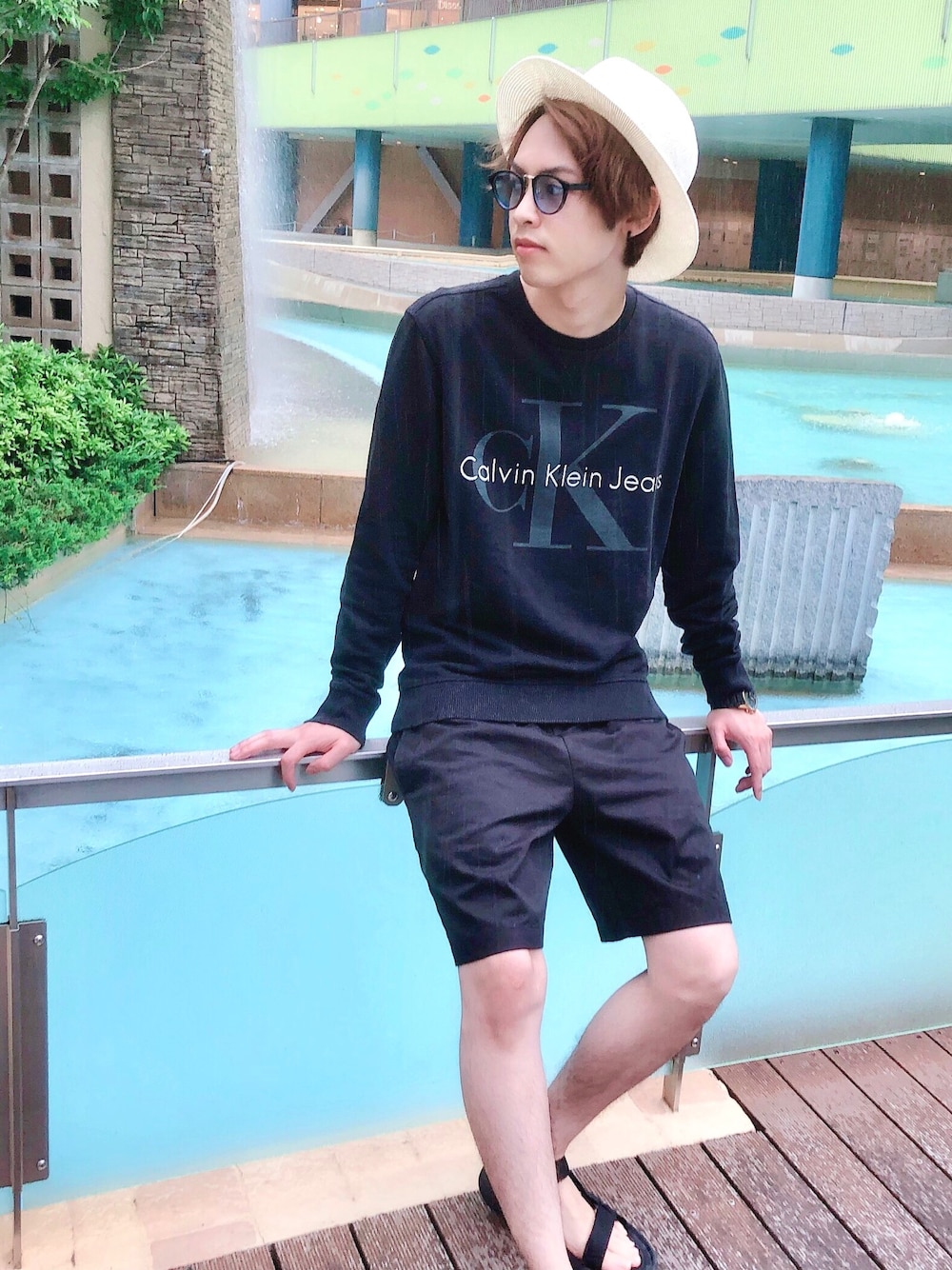 「夏、オトナカジュアル、黒、サングラス、ラフ、白ハット、モノトーンコーデ、ハーフパンツ、黒スウェット、美容師」｜「Calvin Kleinの【ヴィンテージ古着】90's  Calvin Klein Jeans/カルヴァン クライン ジーンズ クルーネック ロゴスウェット（スウェット、ブラック系）」を使った、よっこいさん（メンズ・171cm）の夏コーディネートの1枚目の写真