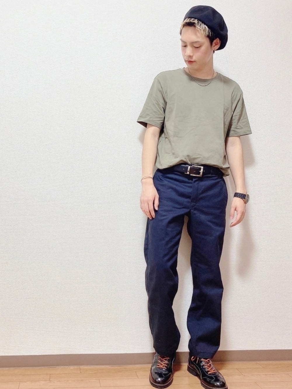 「タックイン、ベレー帽、ワイドパンツ、カーキシャツ、夏コーデ、グリーン、美容師、おしゃれさんと繋がりたい、革靴、モノトーン」｜「ZARAのアイテム（Tシャツ/カットソー、グリーン系）」を使った、よっこいさん（メンズ・171cm）の夏コーディネートの1枚目の写真