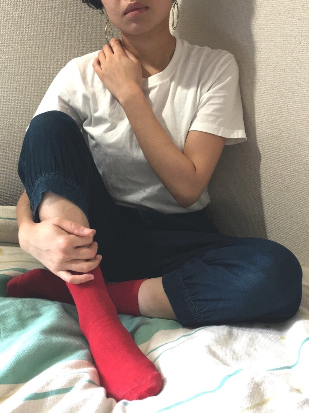 「おうちファッション、シンプル、カジュアル、カラーソックス、ゆるコーデ、ワイドデニム、白Tシャツ」｜「UNIQLOのアイテム（Tシャツ/カットソー、ホワイト系）」を使った、aikoさん（レディース・158cm）の春コーディネートの1枚目の写真