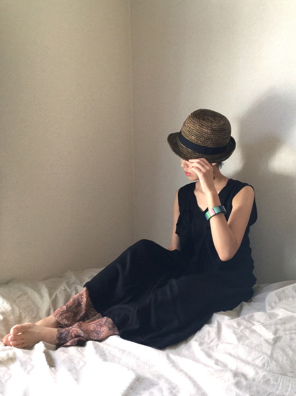 「夏コーデ、部屋撮り、麦わら帽子、黒ワンピ、柄パンツ、レイヤードスタイル、リゾートスタイル、zucca、KBF+」｜「無印良品のアイテム（ハット、ブラウン系）」を使った、aikoさん（レディース・158cm）の夏コーディネートの1枚目の写真