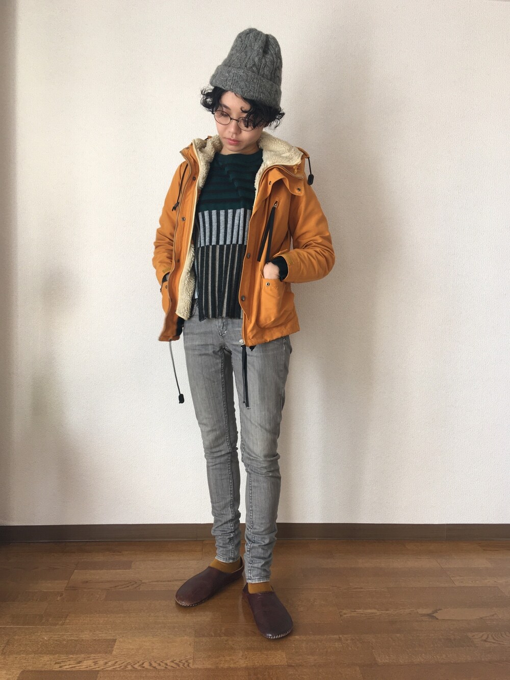 「年末WEAR感謝祭、マウンテンパーカー、カラーソックス、ニット帽、柄ニット、スキニーデニム、めがね」｜「FREAK'S STOREのアイテム（マウンテンパーカー、オレンジ系）」を使った、aikoさん（レディース・158cm）の冬コーディネートの1枚目の写真