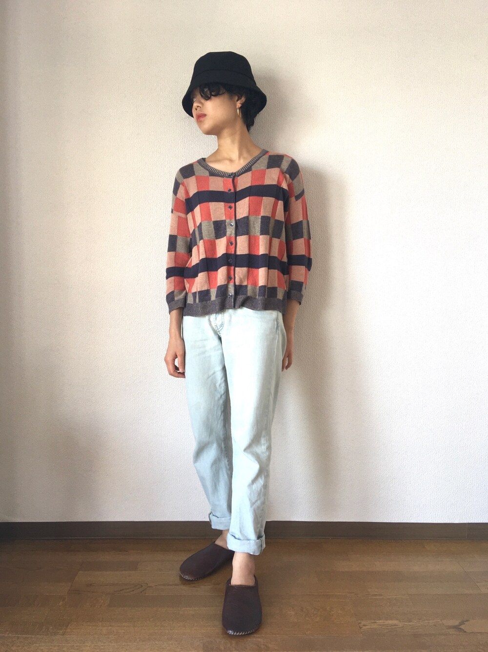 「バケットハット、チェック、カーディガン、淡色デニム、春コーデ、カジュアル、古着MIX」｜「conges payes ADIEU TRISTESSEのアイテム（カーディガン/ボレロ、その他）」を使った、aikoさん（レディース・158cm）の春コーディネートの1枚目の写真