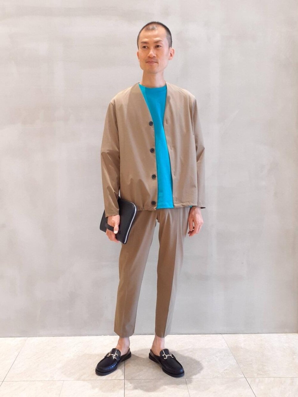 「カーディガン、セットアップ、シューズ、Tシャツ/カットソー、👟バッグ」｜「PARABELLUMの＜Paraboot（パラブーツ）＞ 【別注】 シャイニービット ミュール†（スリッポン、ブラック系）」を使った、モリタさん（メンズ・172cm）の夏コーディネートの1枚目の写真