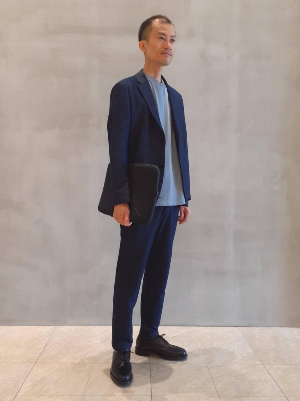 「セットアップ、デニムパンツ、ビジネス、👟バッグ」｜「CROCKETT&JONESの＜CROCKETT&JONES(クロケット&ジョーンズ)＞ Moreton（ドレスシューズ、ブラック系）」を使った、モリタさん（メンズ・172cm）の夏コーディネートの1枚目の写真