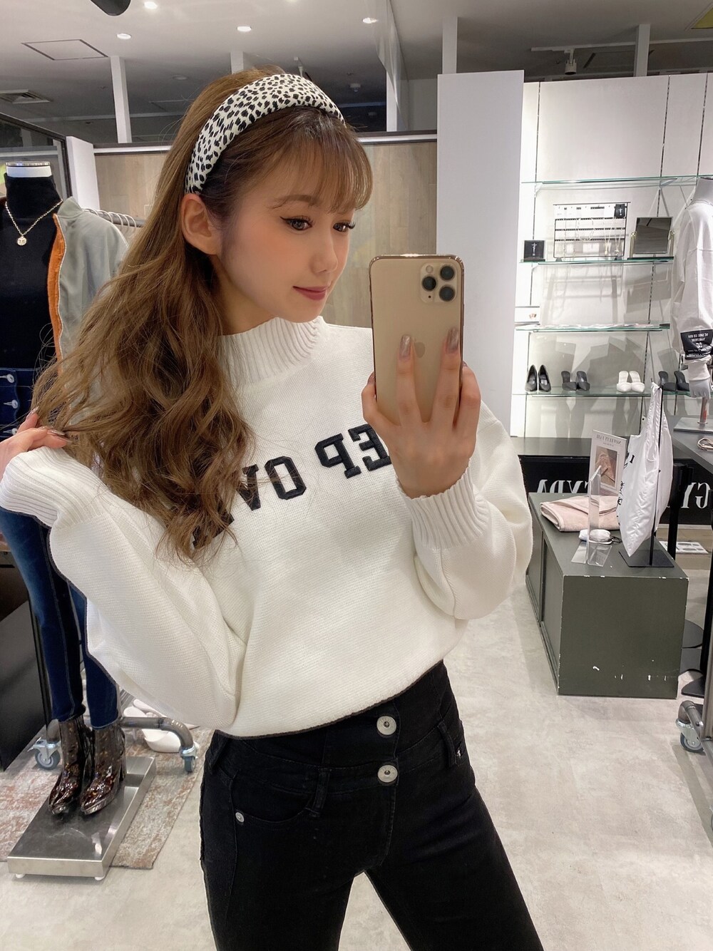 「GYDA、秋コーデ」｜「GYDAのSTEP OVERハイネックニット TOPS（ニット/セーター、ホワイト系）」を使った、mikuさん（レディース・160cm）の秋コーディネートの1枚目の写真