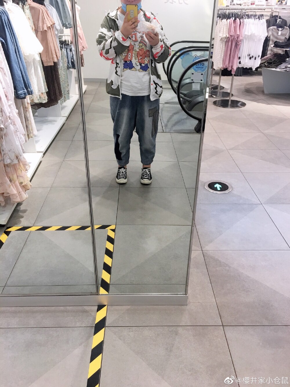「海燕服饰のアイテム（デニムパンツ、その他）」を使った、细雅秀秀さん（レディース・167cm）の春コーディネートの1枚目の写真