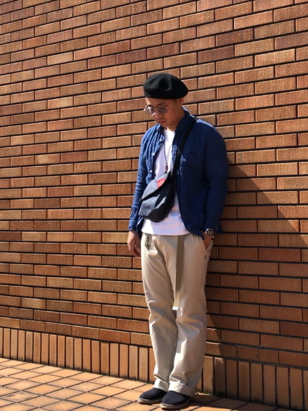 「秋服、シンプルコーデ、大人カジュアル、チノパン、BAYFLOW(BAYFLOW)、ベレー帽、古着、古着MIX、ナチュラル、カラーレンズ」｜「GUのアイテム（Tシャツ/カットソー、ホワイト系）」を使った、Kさん（メンズ・170cm）の秋コーディネートの1枚目の写真