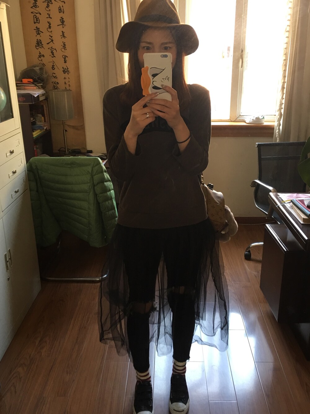 「スプリングSENSEOFPLACE」｜「CONVERSEのローカットスニーカー（スニーカー、ブラック系）」を使った、yoyoさん（レディース・168cm）の春コーディネートの1枚目の写真