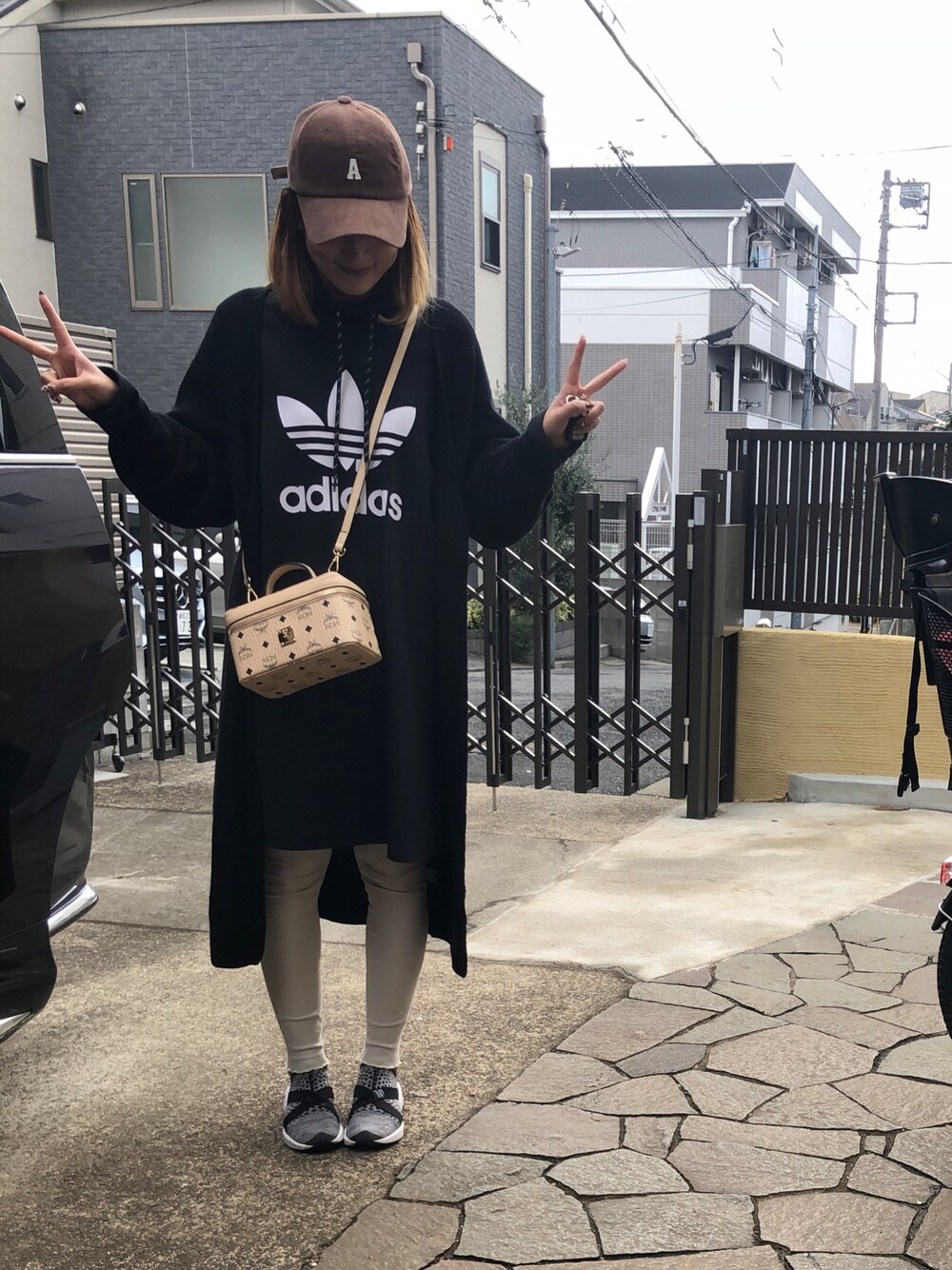 「MCMのアイテム（ショルダーバッグ、ベージュ系）」を使った、yoyoさん（レディース・168cm）の冬コーディネートの1枚目の写真