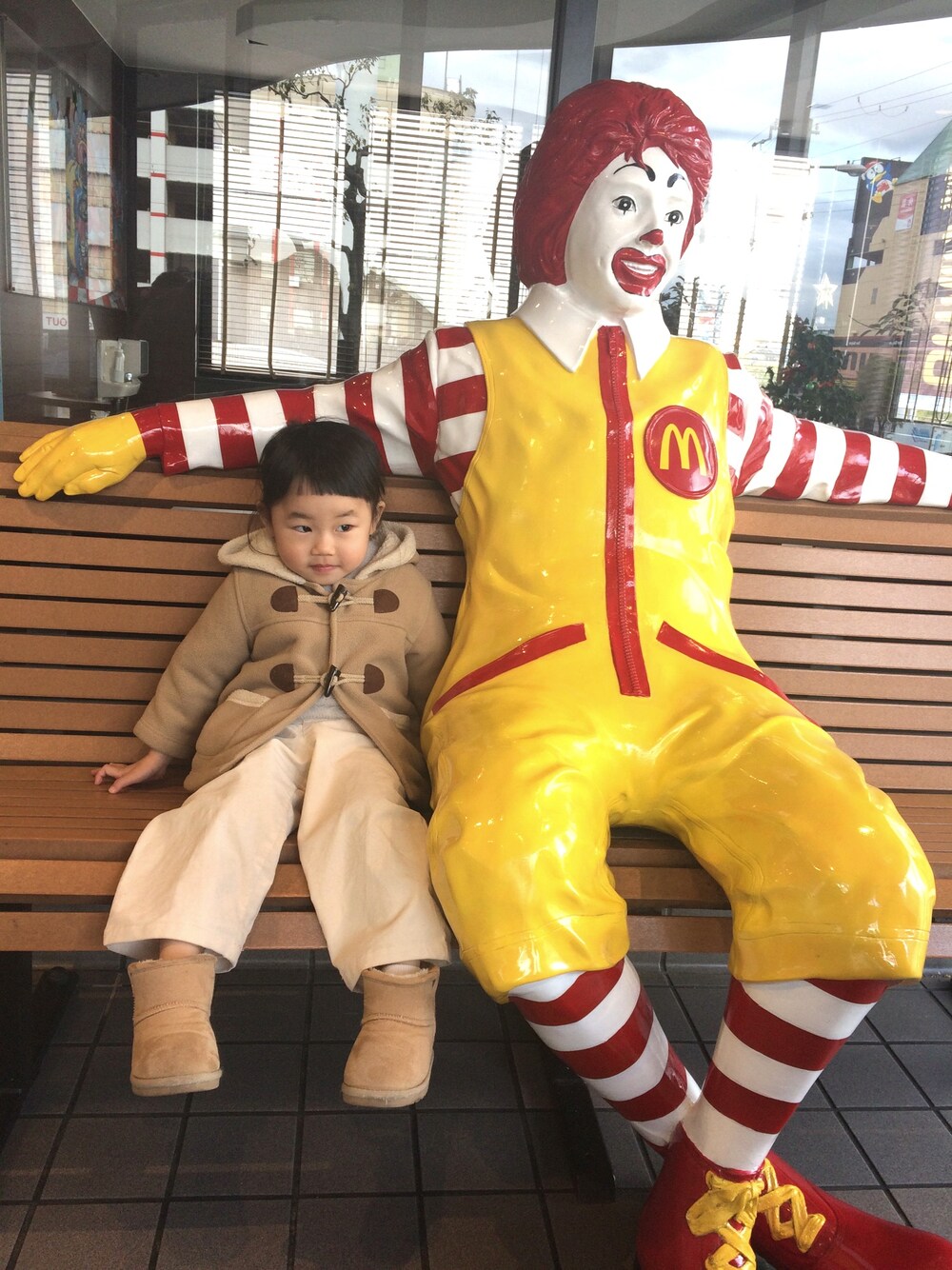 「UNIQLOのアイテム（ダッフルコート、ベージュ系）」を使った、hikariさん（キッズ・90cm）の冬コーディネートの1枚目の写真