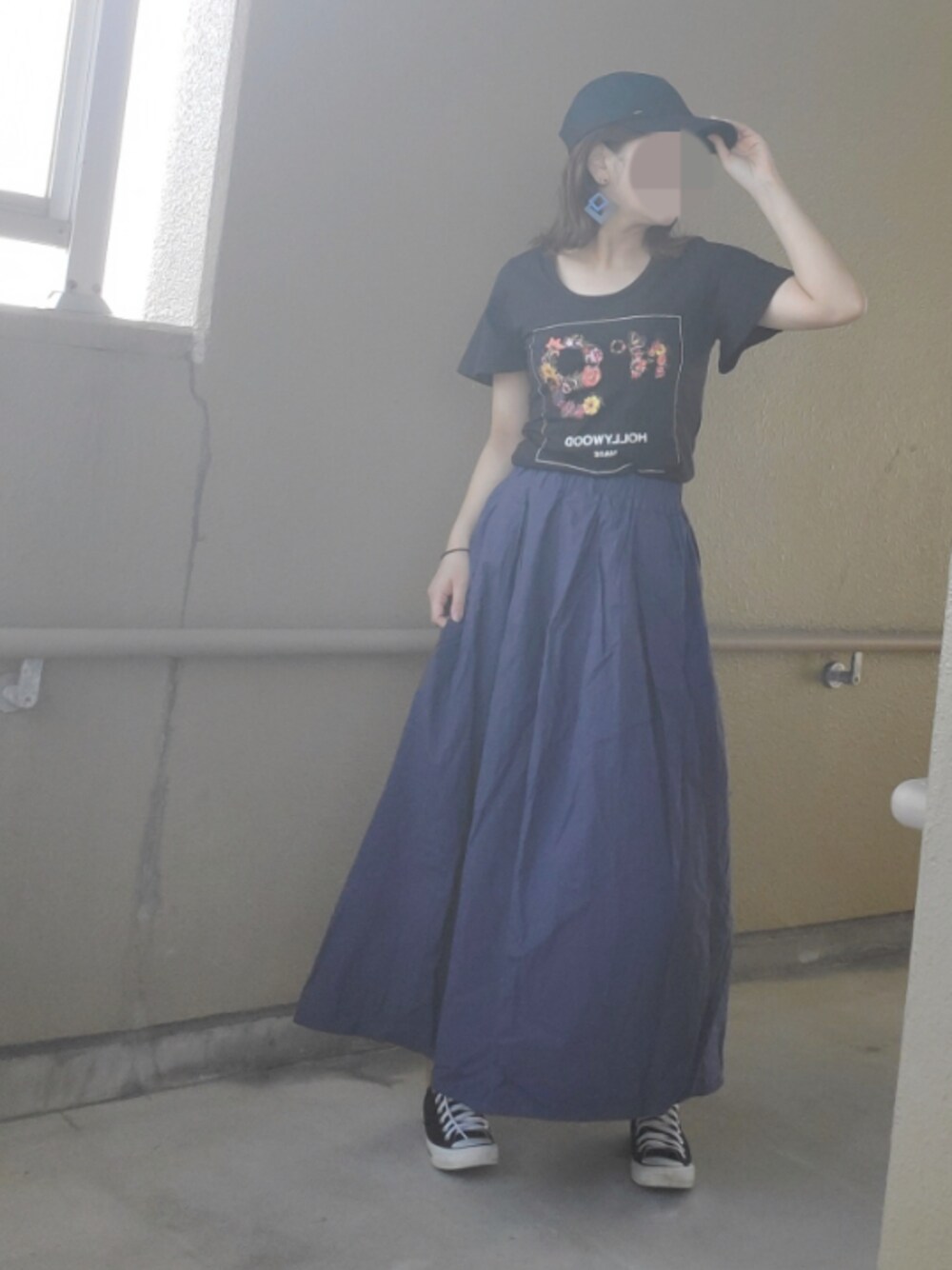 ブラック系のTシャツ/カットソーを着用したレディースの春コーディネートの1枚目の写真