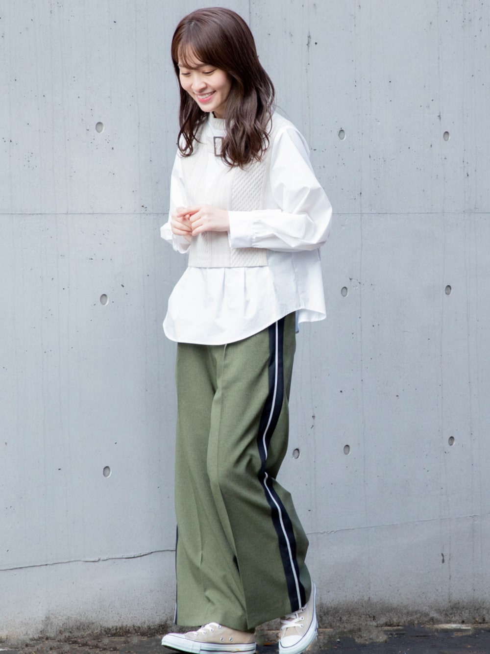 「オトナカジュアル、春コーデ、カジュアル、シンプル、おしゃれさんと繋がりたい、ootd、スニーカーコーデ、ワイドパンツ、スポーツミックス」｜「La SRICのLa SRIC/バックルベルトプルオーバー（シャツ/ブラウス、ホワイト系）」を使った、La SRIC officialさん（レディース・164cm）の冬コーディネートの1枚目の写真