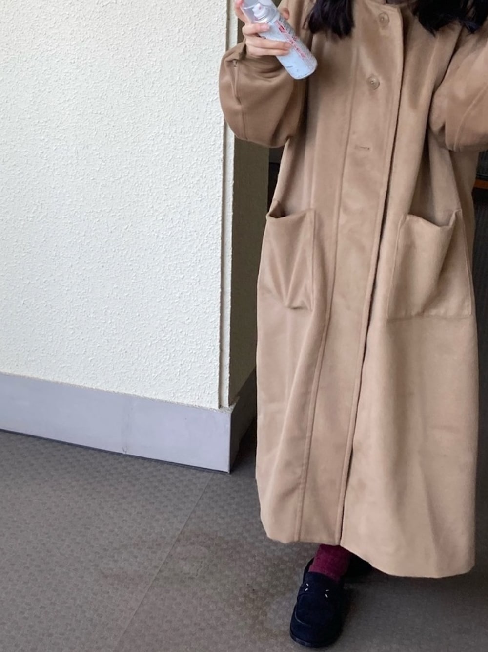 「シンプルコーデ、休日スタイル、ロングコート、ベージュコーデ、マルジェラ」｜「Maison Margielaのアイテム（ローファー、ブラック系）」を使った、Ayumiさん（レディース・153cm）の冬コーディネートの1枚目の写真