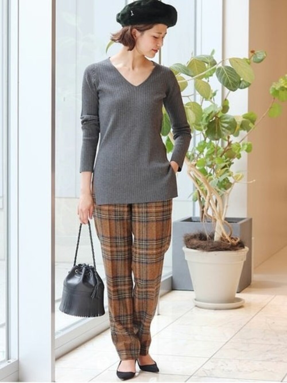 「ベレー帽、IENA、チュニック、チェックパンツ、リブニット、Muhlbauer、IENA LA BOUCLE」｜「IENA LA BOUCLEのIENA LA BOUCLE HIT ワイドリブ プルオーバー◆（ニット/セーター、グレー系）」を使った、KIMさん（レディース・165cm）の夏コーディネートの1枚目の写真