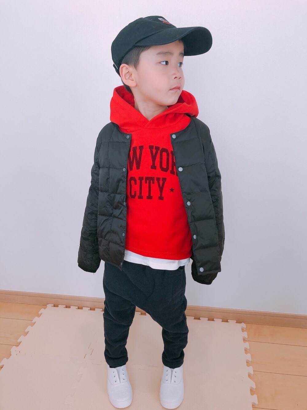 「レイヤードstyle、キッズコーデ、カジュアルコーデ、男の子コーデ、春コーデ、VANS、おとこのこ、ゆるコーデ、むすこーで、5歳」｜「VANSの【WEB限定】VANS/OTWLOWCAP（キャップ、ブラック系）」を使った、Skyblueさん（キッズ・110cm）の冬コーディネートの1枚目の写真