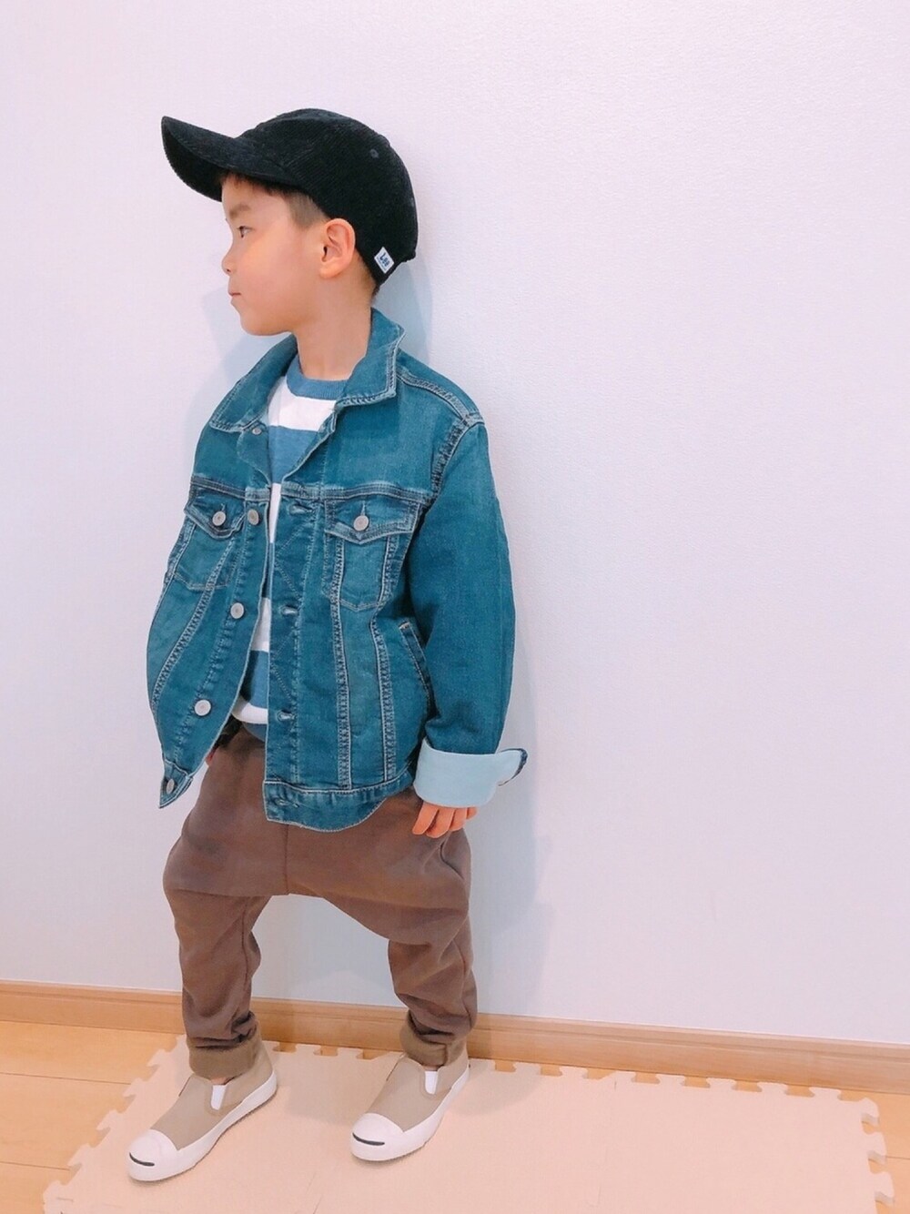 「男の子コーデ、男の子、デニムジャケット、サルエルパンツ、キャップ、ボーダー、スニーカー、5歳、キッズコーデ、kids」｜「Leeの【Lee】コーデュロイキャップ（キャップ、ブルー系）」を使った、Skyblueさん（キッズ・110cm）の春コーディネートの1枚目の写真