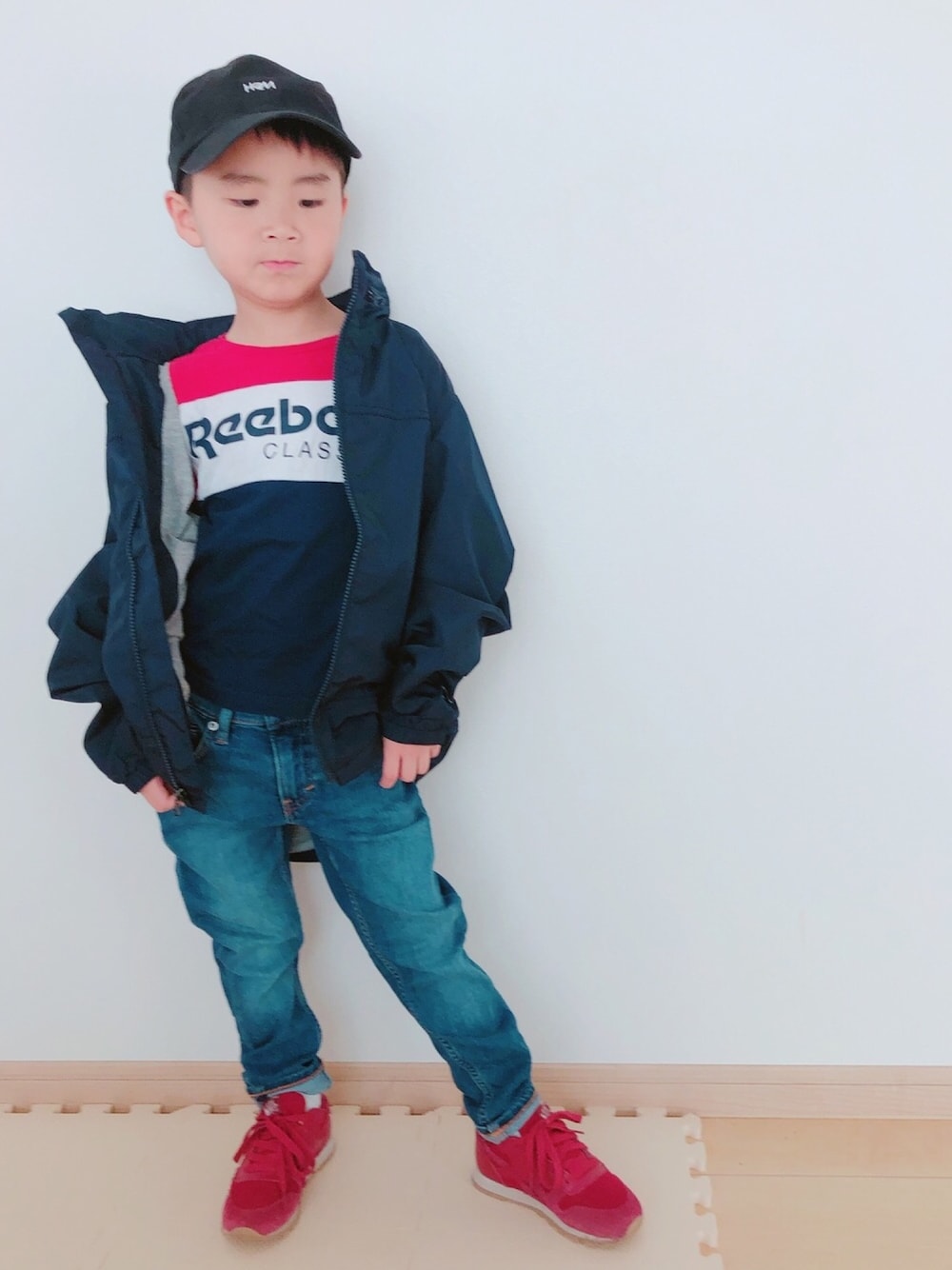 「リーボックラブ、キッズファッション、kids、ウィンドブレーカー、スニーカーコーデ、スニーカー、キャップ、男の子、平成最後のWEARISTAセンバツ、スポーツミックス」｜「HeMの＜WEB限定＞【HeM/ヘム】ロゴキャップ（キャップ、ブラック系）」を使った、Skyblueさん（キッズ・110cm）の春コーディネートの1枚目の写真